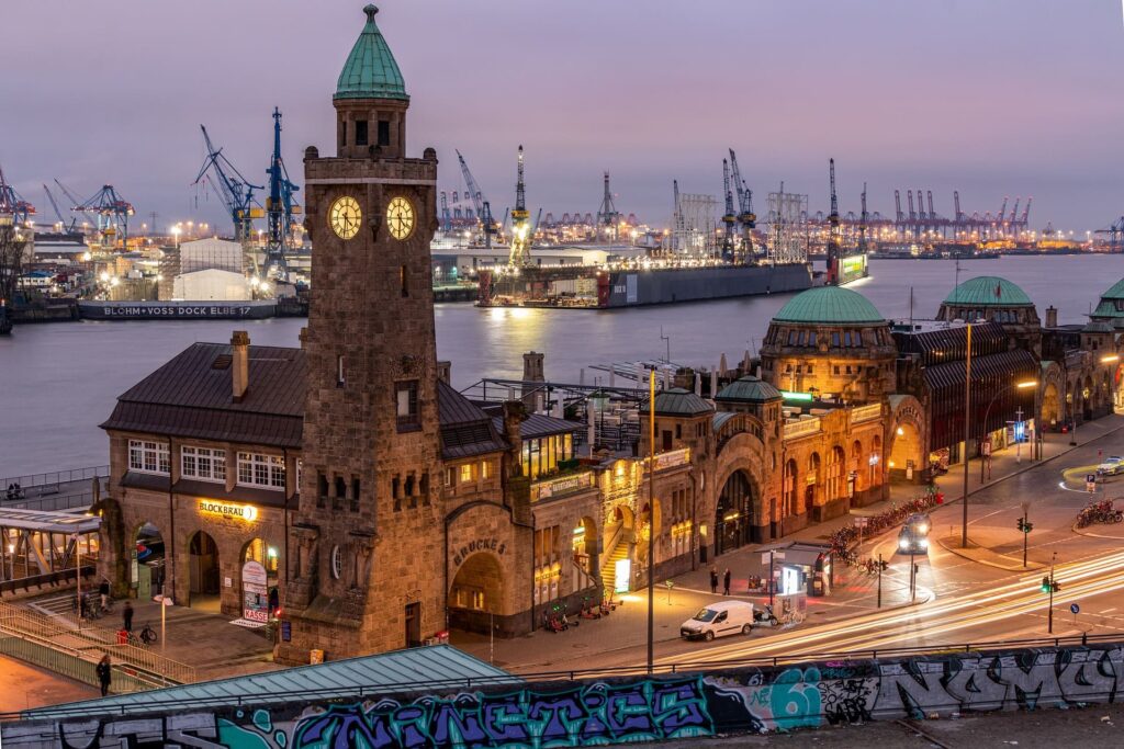 Hamburger Hafen bei Nacht