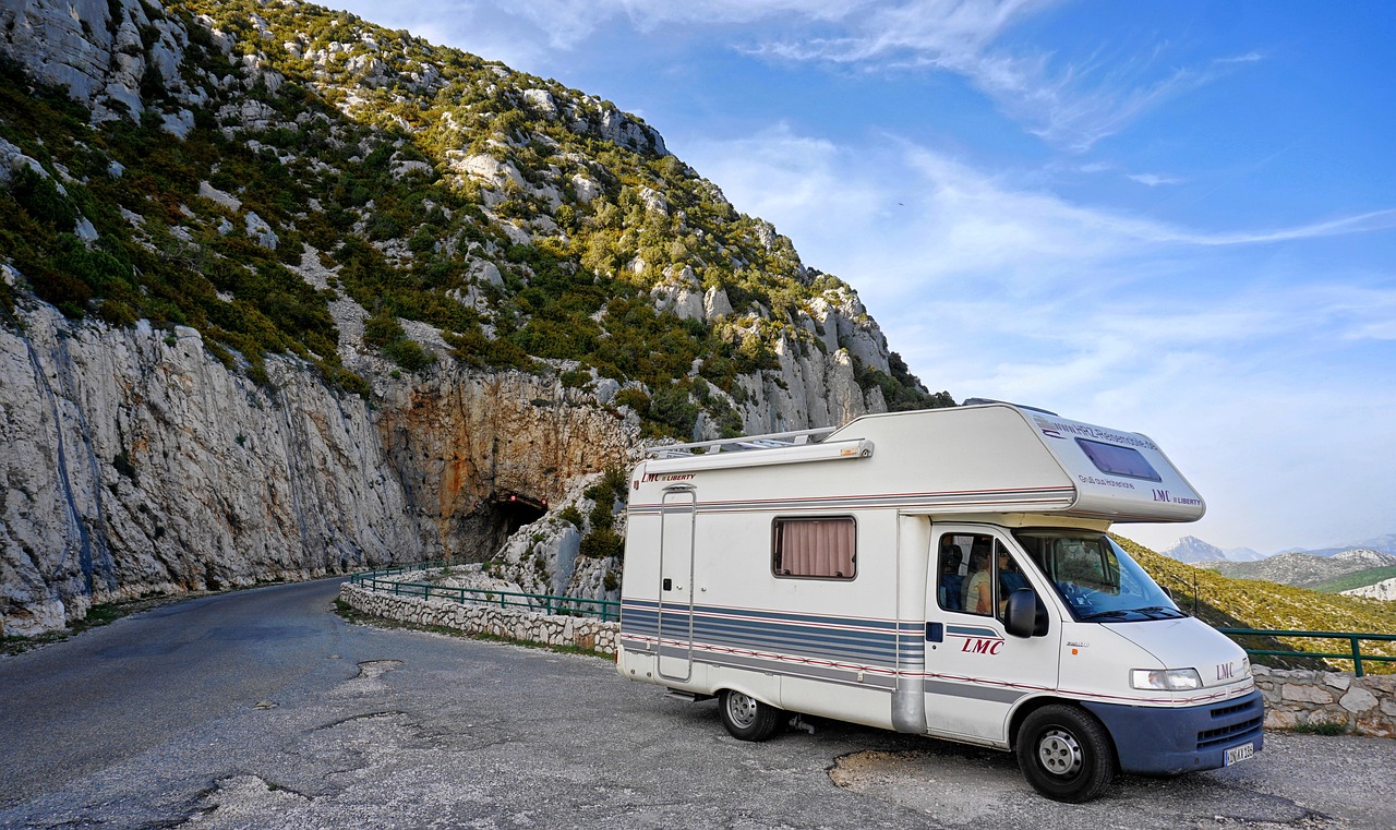 https://www.alpacacamping.de/content/wp-content/uploads/2023/02/camper-g1c70f40b6_1280.jpg