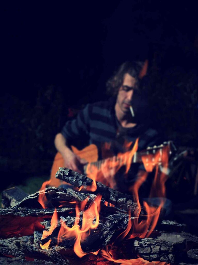 Gitarre-am-Lagerfeuer