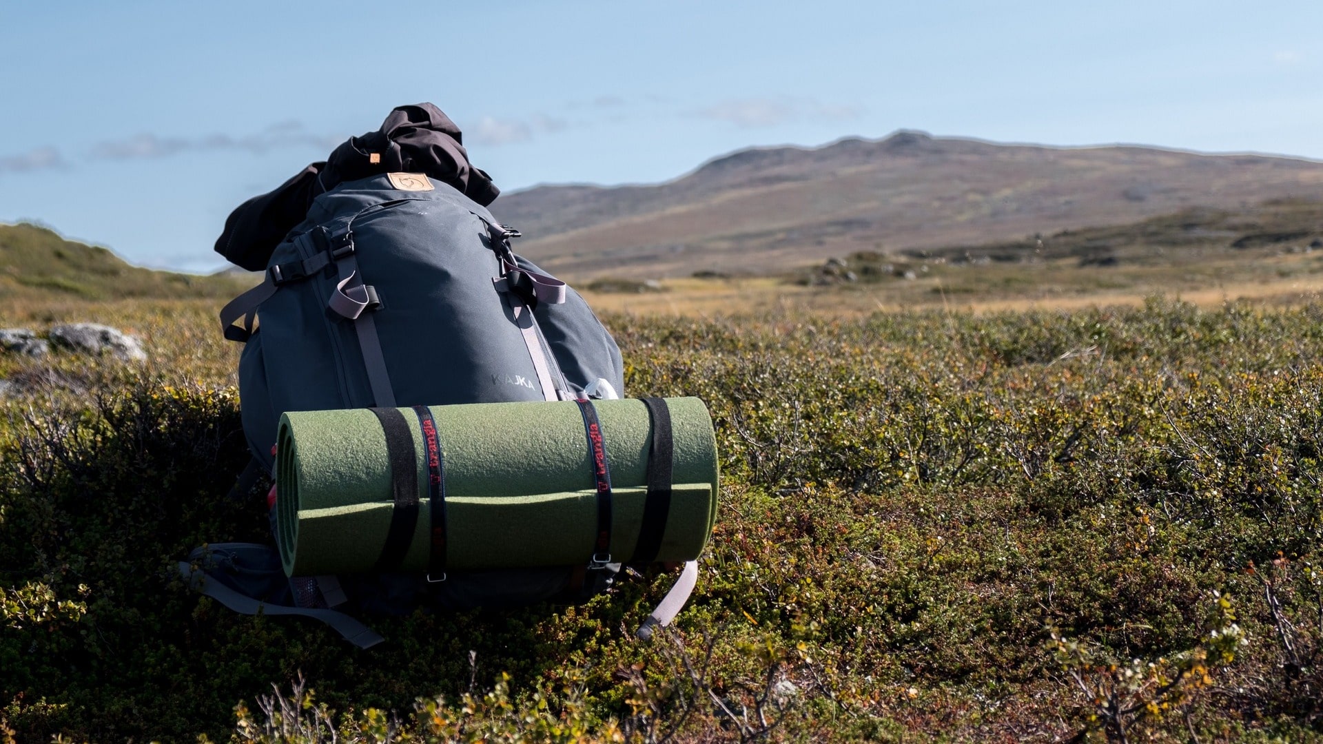 ultraleichter rucksack für camper auf einem feld