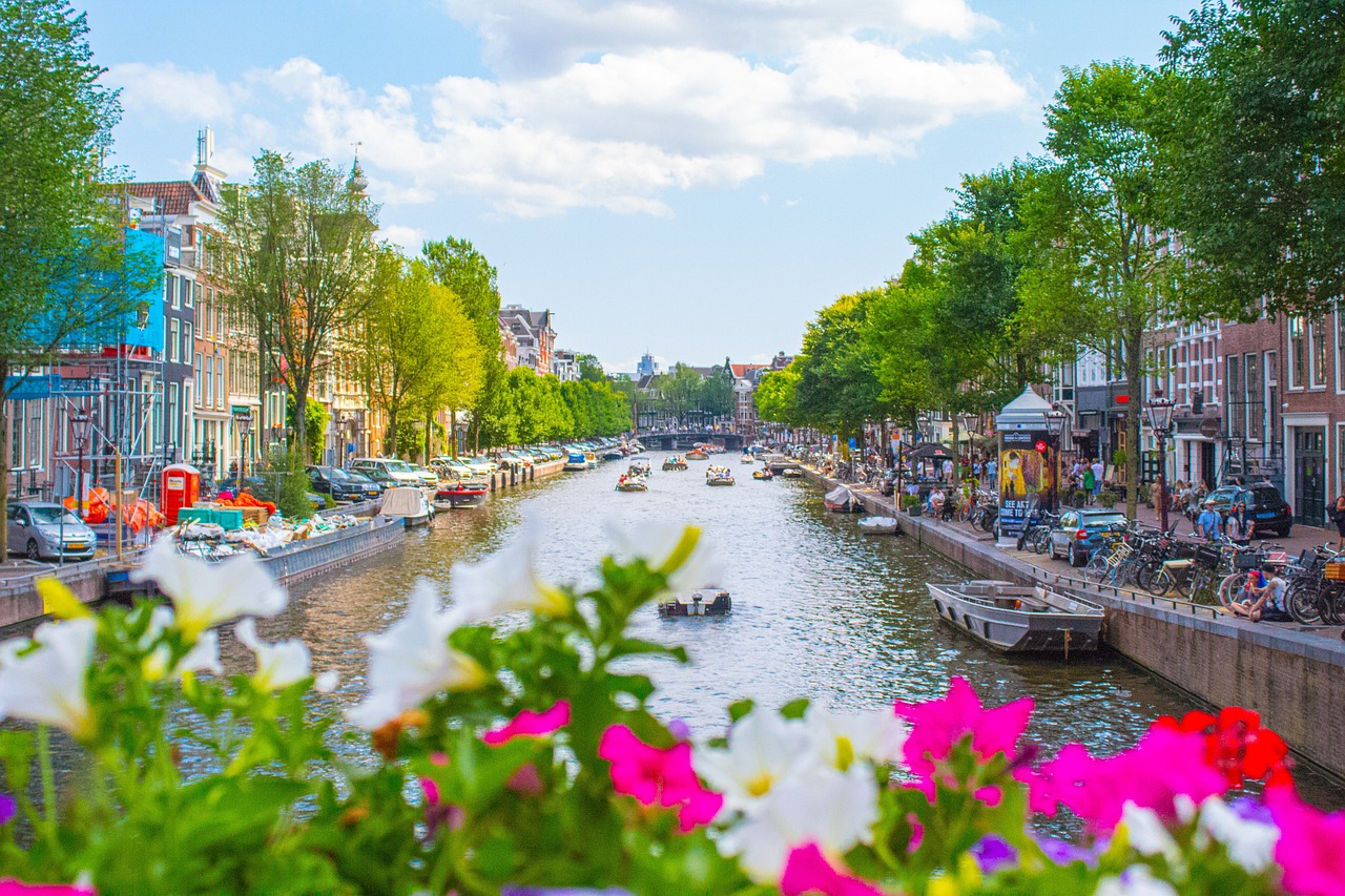 Campingplatz Amsterdam Fluss mit Blumen