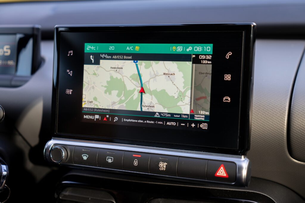 Wohnmobil Navi im Cockpit mit Routenanzeige