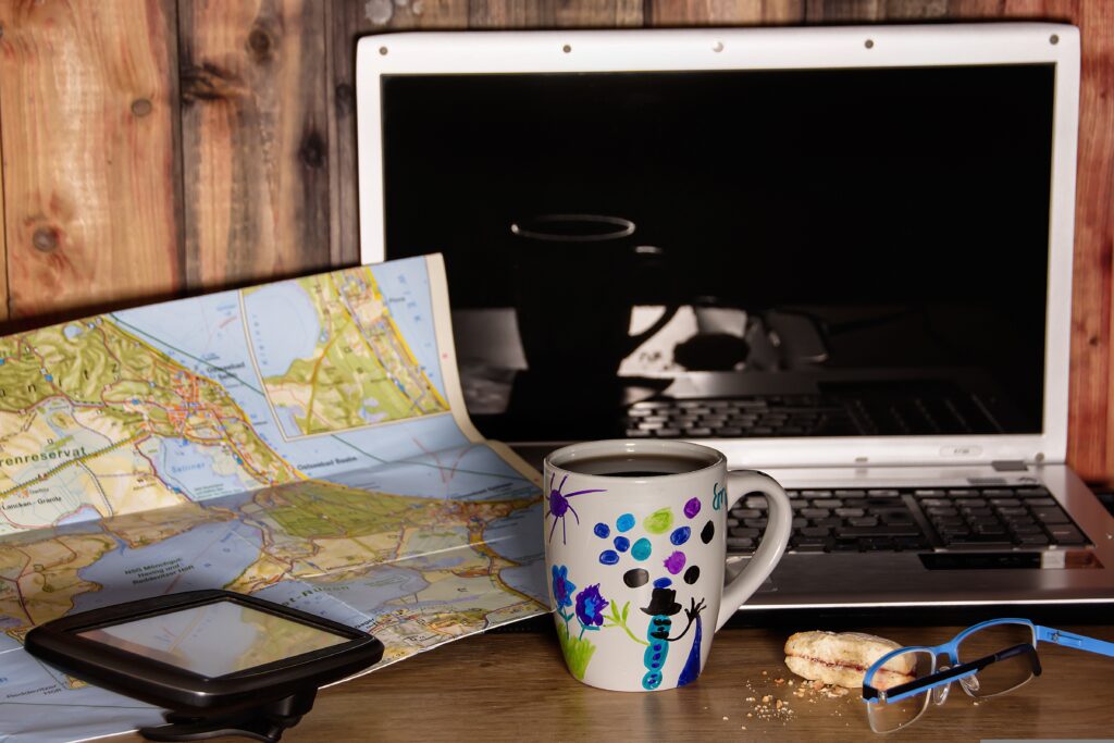 Routenplanung mit Wohnmobil Navi und Karte im Camper